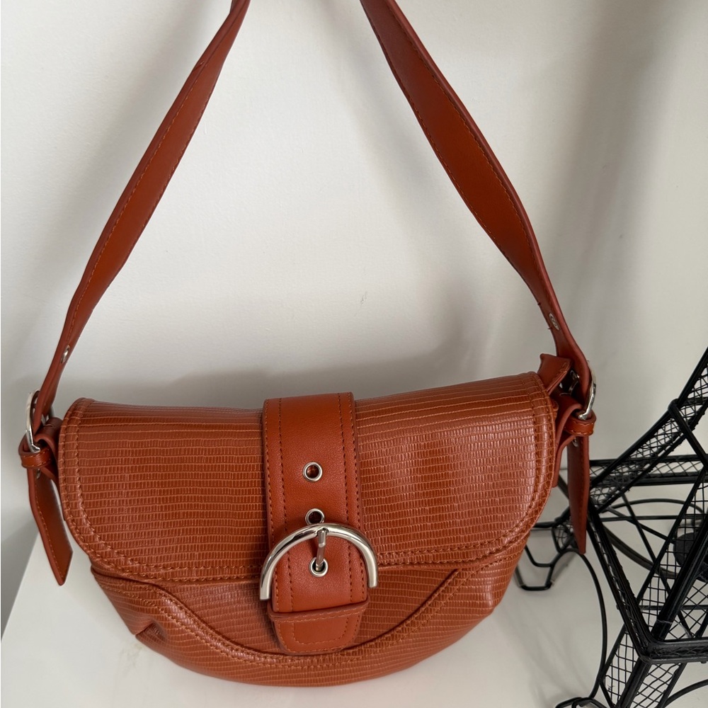 Chic Tan Leather Shoulder Bag